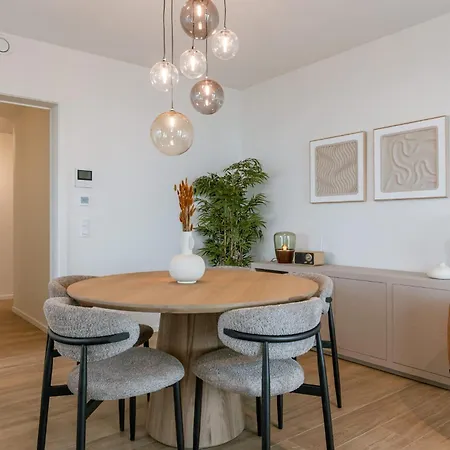 Semesterbostad Beachfront Bliss - Stunning Sea Views & Balcony *