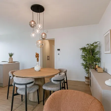 Beachfront Bliss - Stunning Sea Views & Balcony Semesterbostad *