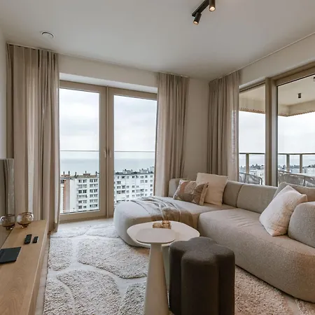 Beachfront Bliss - Stunning Sea Views & Balcony Semesterbostad