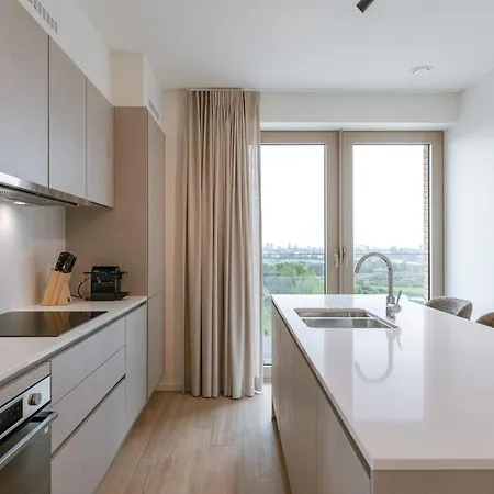 Beachfront Bliss - Stunning Sea Views & Balcony Semesterbostad