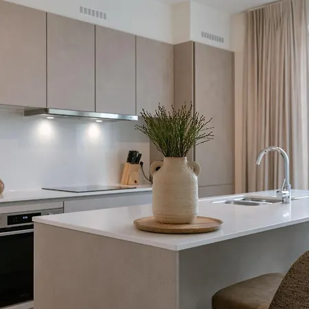Semesterbostad Beachfront Bliss - Stunning Sea Views & Balcony