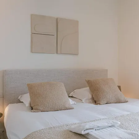 Semesterbostad Beachfront Bliss - Stunning Sea Views & Balcony