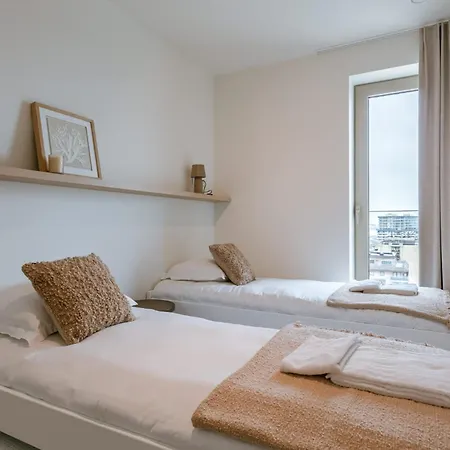 Beachfront Bliss - Stunning Sea Views & Balcony Semesterbostad *