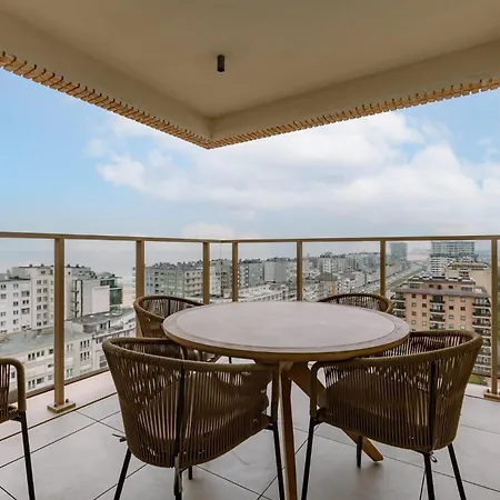 Semesterbostad Beachfront Bliss - Stunning Sea Views & Balcony