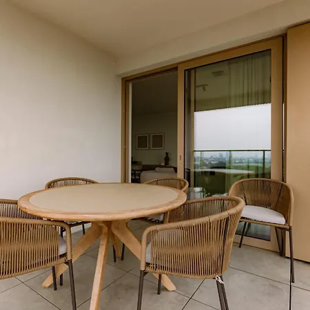 Beachfront Bliss - Stunning Sea Views & Balcony Semesterbostad *