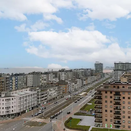 Semesterbostad Beachfront Bliss - Stunning Sea Views & Balcony